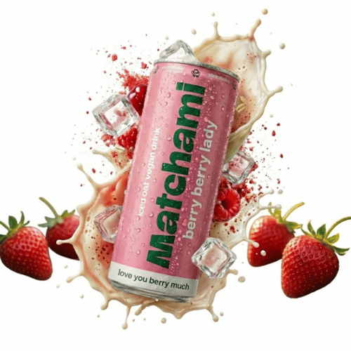 Pinke Dose Matchami Berry Berry Lady Iced Oat Drink, freigestellt auf weißem Hintergrund, umgeben von Hafermilch-Splash, frischen Erdbeeren und Eis.