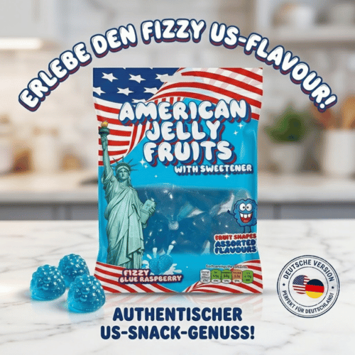 Frontalansicht der American Jelly Fruits 280g Packung im US-Design (Freiheitsstatue & Flagge). Im Vordergrund liegen drei realistische, blau leuchtende Gelee-Früchte in Himbeerform auf weißem Marmor. Texteinblendungen: „Erlebe den Fizzy US-Flavour!“ und „Authentischer US-Snack-Genuss!