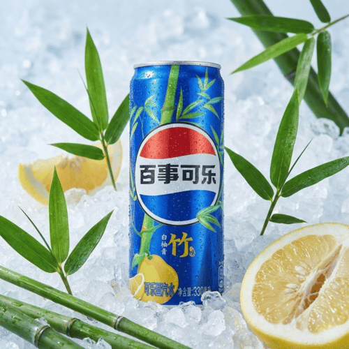 Blaue Pepsi Bamboo Grapefruit Dose aus China mit Bambusblättern und Grapefruitscheibe auf klarem Eis.