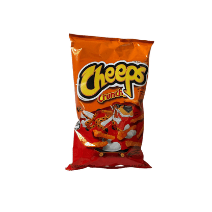 Eine rote Tüte Cheeps Crunchy mit dem bekannten Maskottchen Chester Cheetah auf einem Skateboard und Abbildungen von knusprigen, orangefarbenen Maissnacks – Würziger US-Style Snack bei Lustladen24.