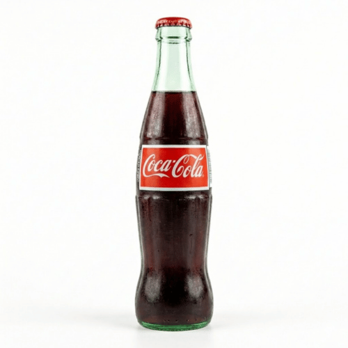 Gekühlte Mexikanische Coca-Cola 355ml Glasflasche mit Kondenswasser und dem klassischen roten Logo auf weißem Hintergrund.