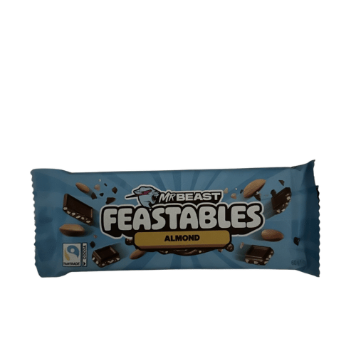 Vorderansicht der hellblauen MrBeast Feastables Almond Schokoladenverpackung mit Abbildungen von Mandelstücken und Fairtrade-Logo vor weißem Hintergrund.
