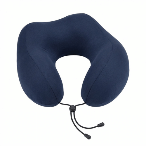 Ergonomisches Premium Memory-Foam Nackenkissen in tiefblau (Deep Blue Edition). Das Reisekissen bietet eine 360 Grad Nackenstütze für Flugzeug und Auto und verfügt über einen verstellbaren Kordelzug-Verschluss auf der Vorderseite für individuellen Halt.
