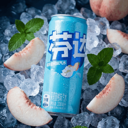 Blaue Fanta Jasmine Peach Dose aus China auf Eis mit frischen Pfirsichspalten und Minzblättern.