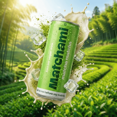 Dose Matchami Matcha Matcha Iced Oat Vegan Drink mit einem dynamischen Spritzer aus Hafermilch, Matcha-Pulver und Eiswürfeln vor einem sonnigen Hintergrund einer Grüntee-Plantage.