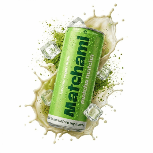 Dose Matchami Matcha Matcha Iced Oat Vegan Drink vor weißem Hintergrund mit Splash aus Hafermilch, Matcha-Pulver und Eiswürfeln, frische grüne Optik.