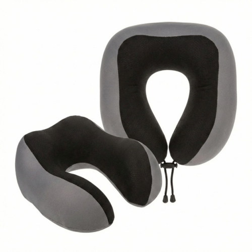 Ergonomisches Deluxe Memory-Foam Nackenkissen in zweifarbigem Design (Grau-Schwarz). Das Reisekissen aus viskoelastischem Schaum bietet 360 Grad Unterstützung für den Nacken und verfügt über einen praktischen Kordelzug-Verschluss für die Nutzung in Flugzeug, Bahn oder Auto.