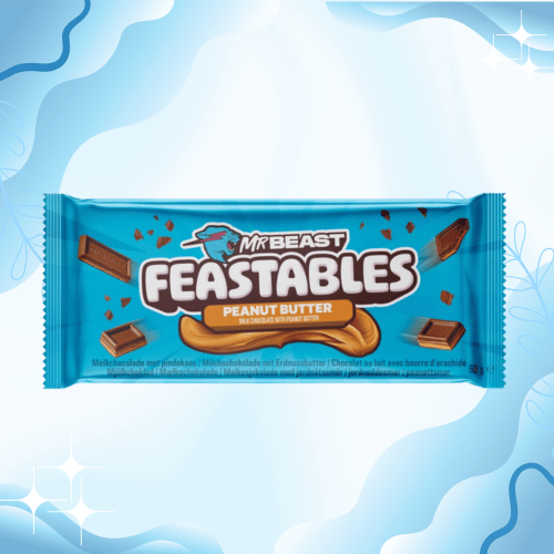 Hellblaue 60g-Verpackung der MrBeast Feastables Peanut Butter Milchschokolade auf einem künstlerisch gestalteten blauen Hintergrund mit Schokoladenstücken.