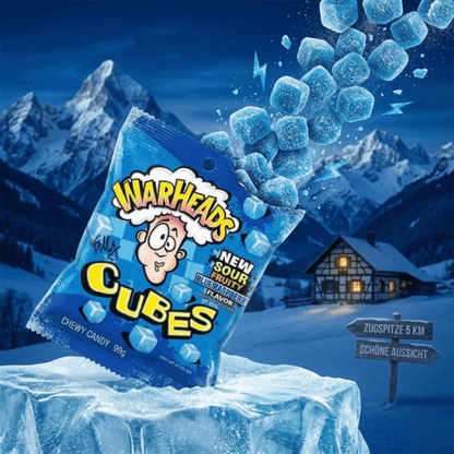 Produkt-Inszenierung der Warheads Cubes Blue Raspberry 99g Packung auf einem Eisblock vor verschneiter Alpen-Kulisse – exklusive US-Süßwaren bei Lustladen24.