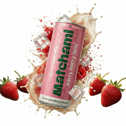 Pinke Dose Matchami Berry Berry Lady Iced Oat Drink, freigestellt auf weißem Hintergrund, umgeben von Hafermilch-Splash, frischen Erdbeeren und Eis.